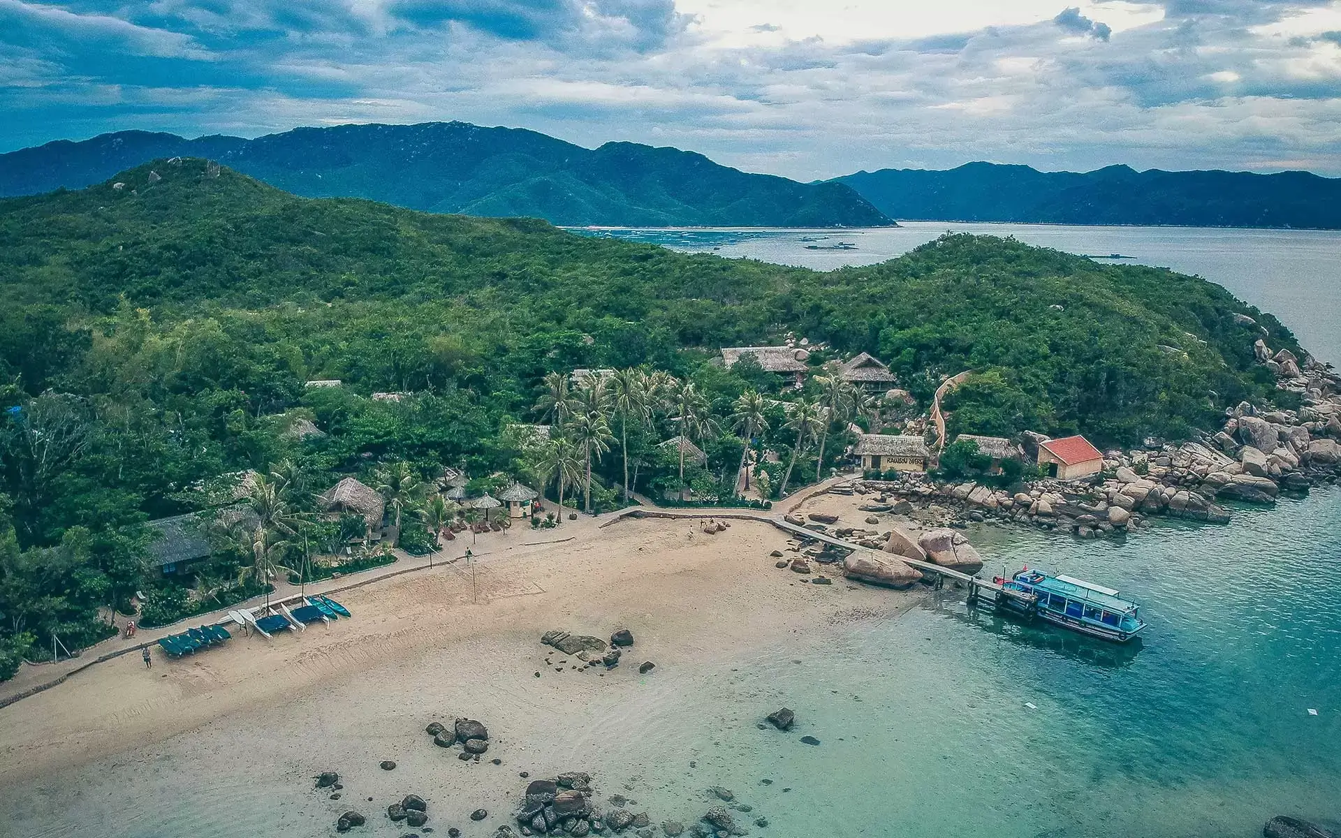 Phát hiện hòn đảo mang tên lạ gần Nha Trang: Lọt danh sách "nhất Đông Nam Á", chỉ có duy nhất 1 resort- Ảnh 1.