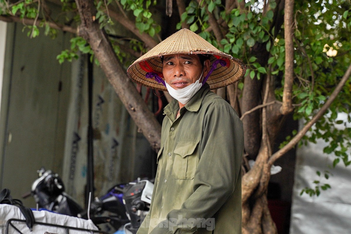 Người lao động vật vã mưu sinh dưới cái nắng như rang, mặt đường hơn 50 độ C ở Hà Nội- Ảnh 8.