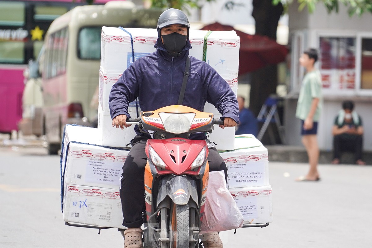 Người lao động vật vã mưu sinh dưới cái nắng như rang, mặt đường hơn 50 độ C ở Hà Nội- Ảnh 11.