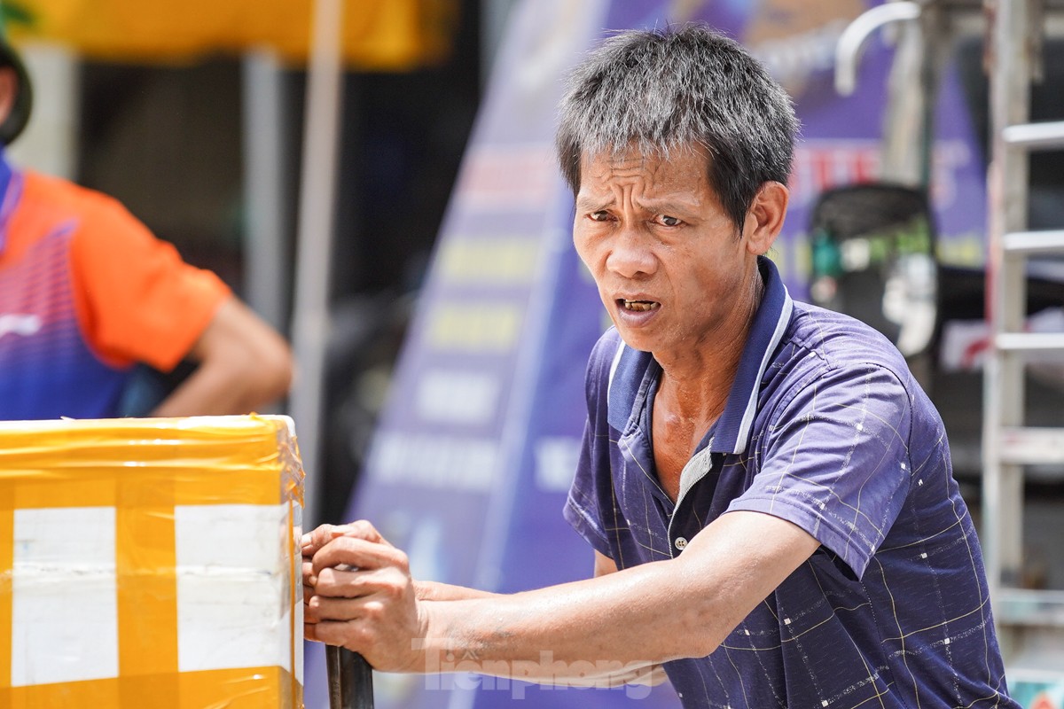 Người lao động vật vã mưu sinh dưới cái nắng như rang, mặt đường hơn 50 độ C ở Hà Nội- Ảnh 6.