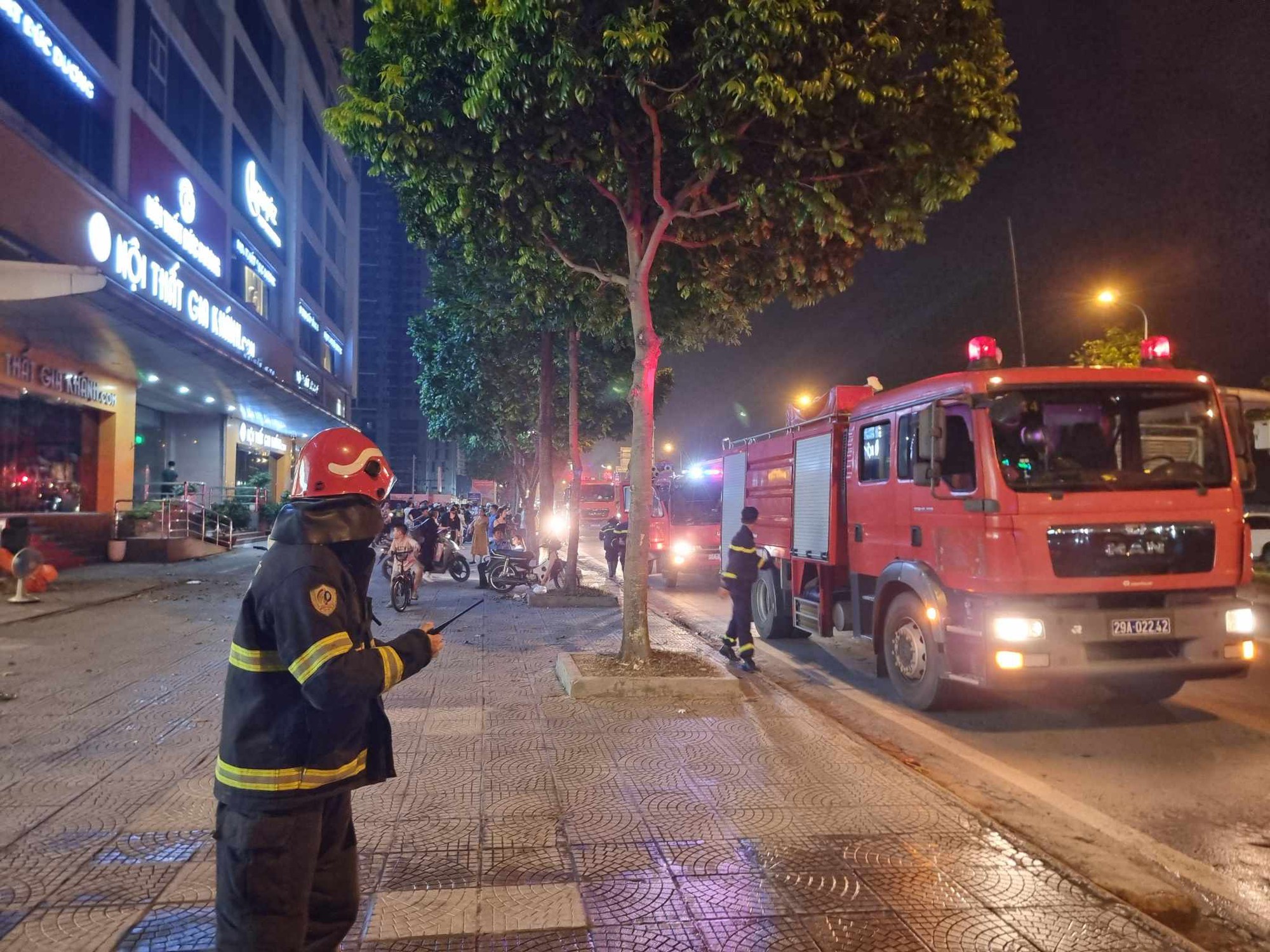 Hà Nội: Cháy căn hộ chung cư nghi do điều hoà, nhiều người hoảng loạn chạy xuống sảnh- Ảnh 5.