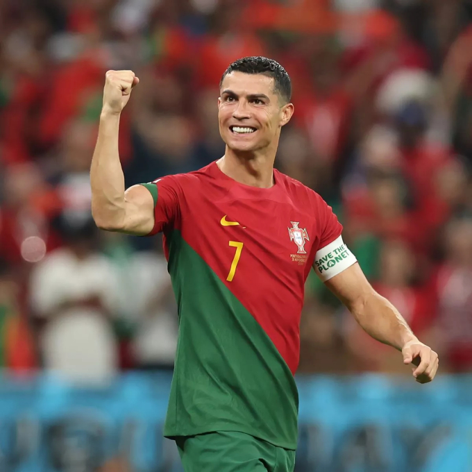 Ronaldo tức tốc đi chữa lành sau trận chung kết khóc hết nước mắt- Ảnh 4.