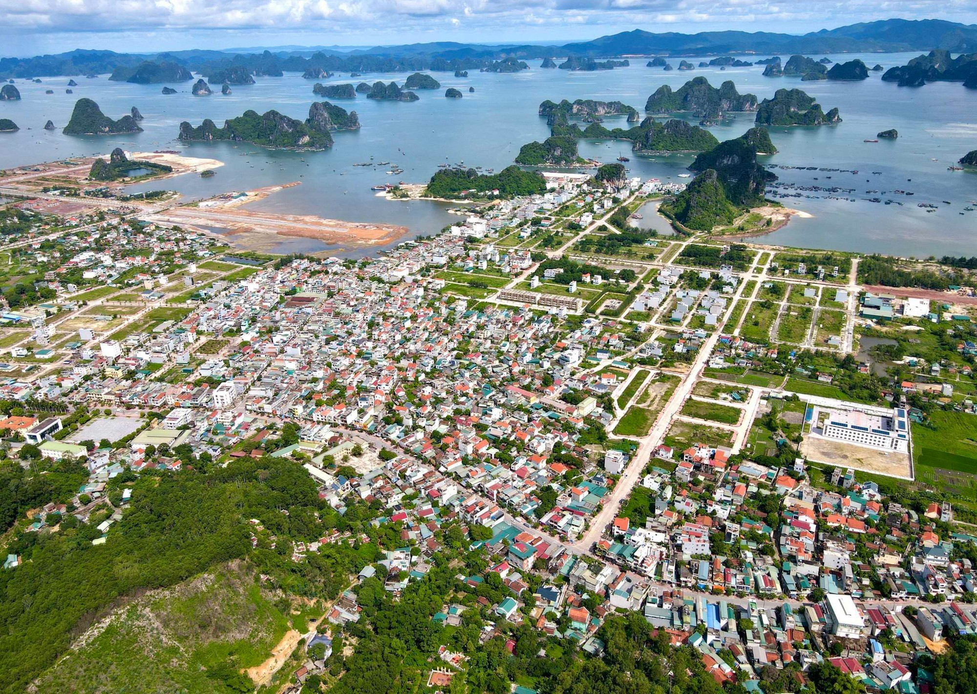 Toàn cảnh khu vực ven biển dài 13 km là tâm điểm phát triển bất động sản của huyện có cả sân bay, cảng biển, đường cao tốc- Ảnh 1. Toàn cảnh khu vực ven biển dài 13 km là tâm điểm phát triển bất động sản của huyện có cả sân bay, cảng biển, đường cao tốc- Ảnh 1.
