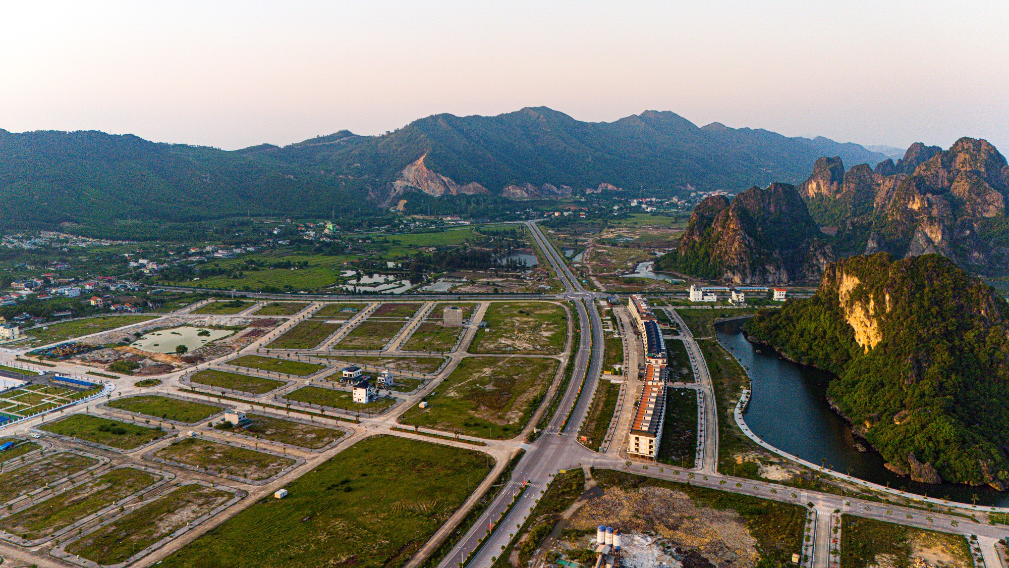 Toàn cảnh khu vực ven biển dài 13 km là tâm điểm phát triển bất động sản của huyện có cả sân bay, cảng biển, đường cao tốc- Ảnh 11. Toàn cảnh khu vực ven biển dài 13 km là tâm điểm phát triển bất động sản của huyện có cả sân bay, cảng biển, đường cao tốc- Ảnh 11.