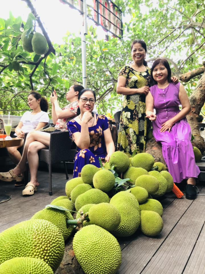 Quán cà phê độc lạ có cây mít sai trĩu quả, nằm la liệt khắp sàn: Nhiều ngày quá tải, khách chờ cả tiếng để có chỗ ngồi- Ảnh 9.