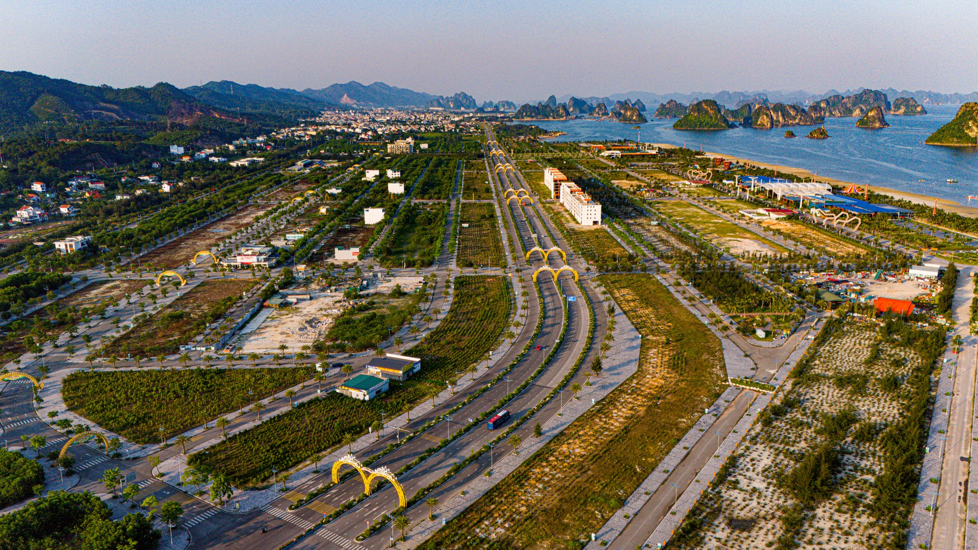 Toàn cảnh khu vực ven biển dài 13 km là tâm điểm phát triển bất động sản của huyện có cả sân bay, cảng biển, đường cao tốc- Ảnh 6. Toàn cảnh khu vực ven biển dài 13 km là tâm điểm phát triển bất động sản của huyện có cả sân bay, cảng biển, đường cao tốc- Ảnh 6.
