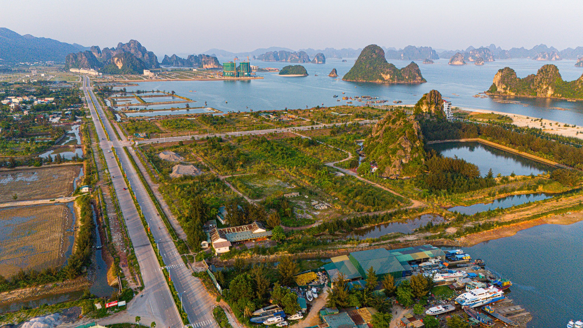 Toàn cảnh khu vực ven biển dài 13 km là tâm điểm phát triển bất động sản của huyện có cả sân bay, cảng biển, đường cao tốc- Ảnh 8. Toàn cảnh khu vực ven biển dài 13 km là tâm điểm phát triển bất động sản của huyện có cả sân bay, cảng biển, đường cao tốc- Ảnh 8.