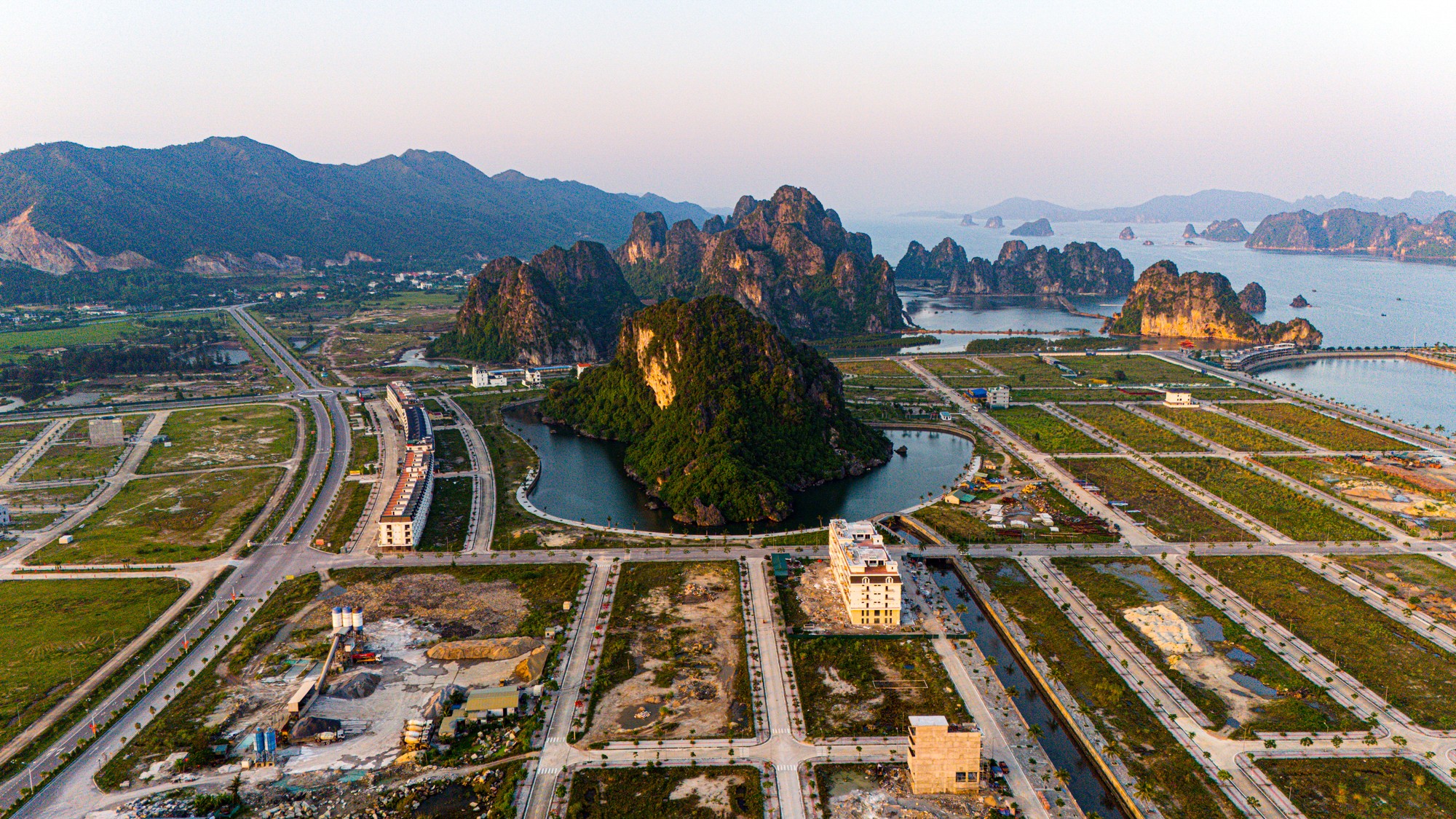 Toàn cảnh khu vực ven biển dài 13 km là tâm điểm phát triển bất động sản của huyện có cả sân bay, cảng biển, đường cao tốc- Ảnh 9. Toàn cảnh khu vực ven biển dài 13 km là tâm điểm phát triển bất động sản của huyện có cả sân bay, cảng biển, đường cao tốc- Ảnh 9.