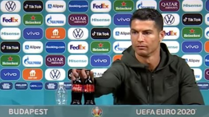 Khoảnh khắc chấn động tại Euro: Ronaldo có hành động phũ phàng khiến nhà tài trợ bốc hơi 93 nghìn tỷ- Ảnh 1.