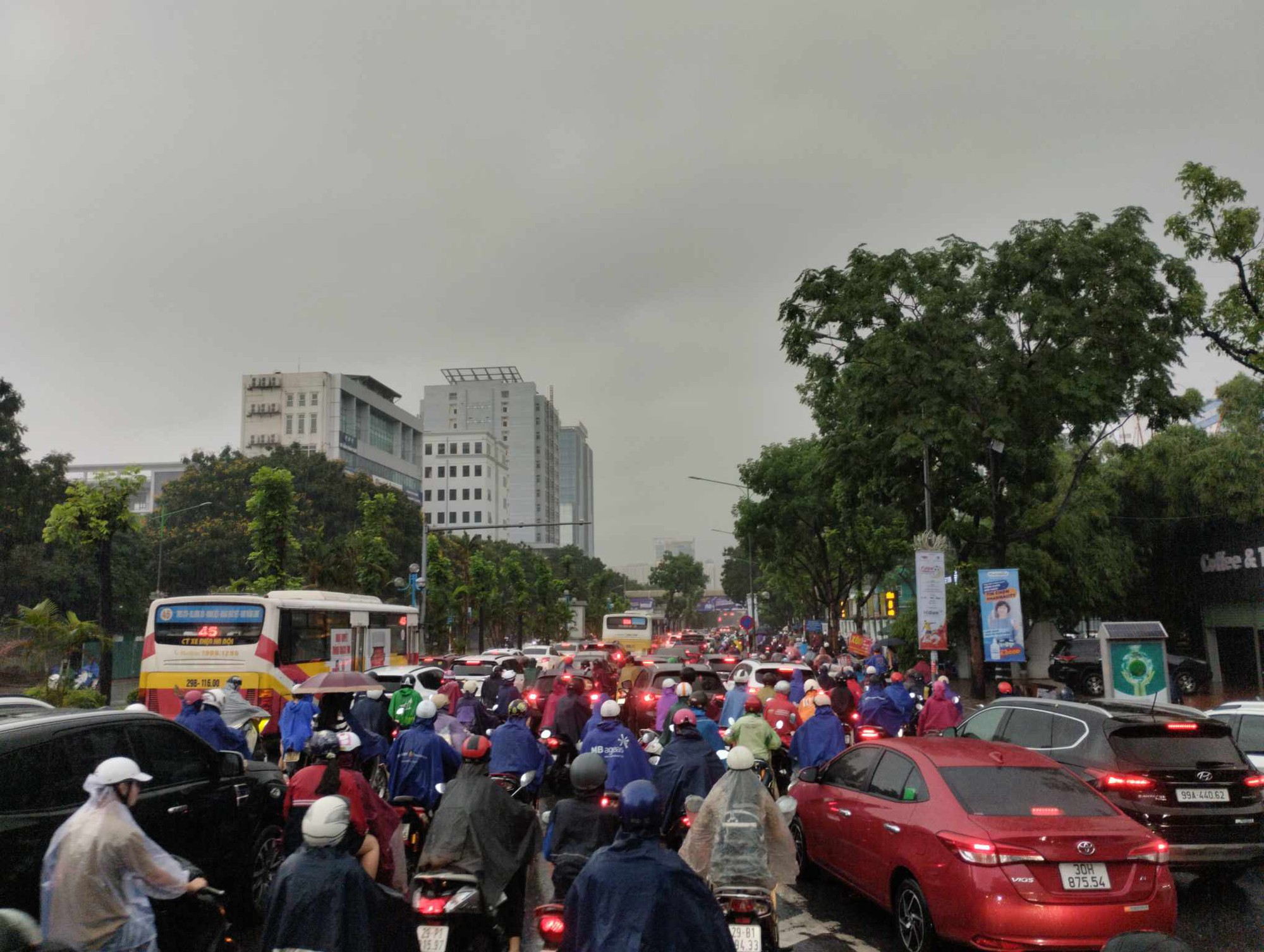 Hơn 10.000 cú sét đánh xuống Hà Nội và lân cận sáng nay, có thời điểm trong 1 giây có tới 10 cú sét- Ảnh 1.