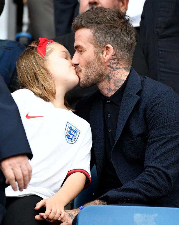 Những lần David Beckham bị chỉ trích vì hành động thân mật quá mức với con gái: Hôn môi, ôm từ phía sau, tay ở vị trí nhạy cảm- Ảnh 7.