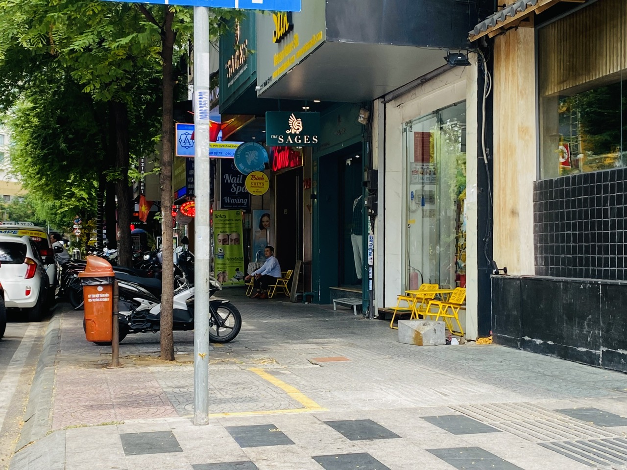 Tuyến đường nào "đắt khách" nhất khi quận 1 cho thuê vỉa hè?- Ảnh 1. Tuyến đường nào "đắt khách" nhất khi quận 1 cho thuê vỉa hè?- Ảnh 1.