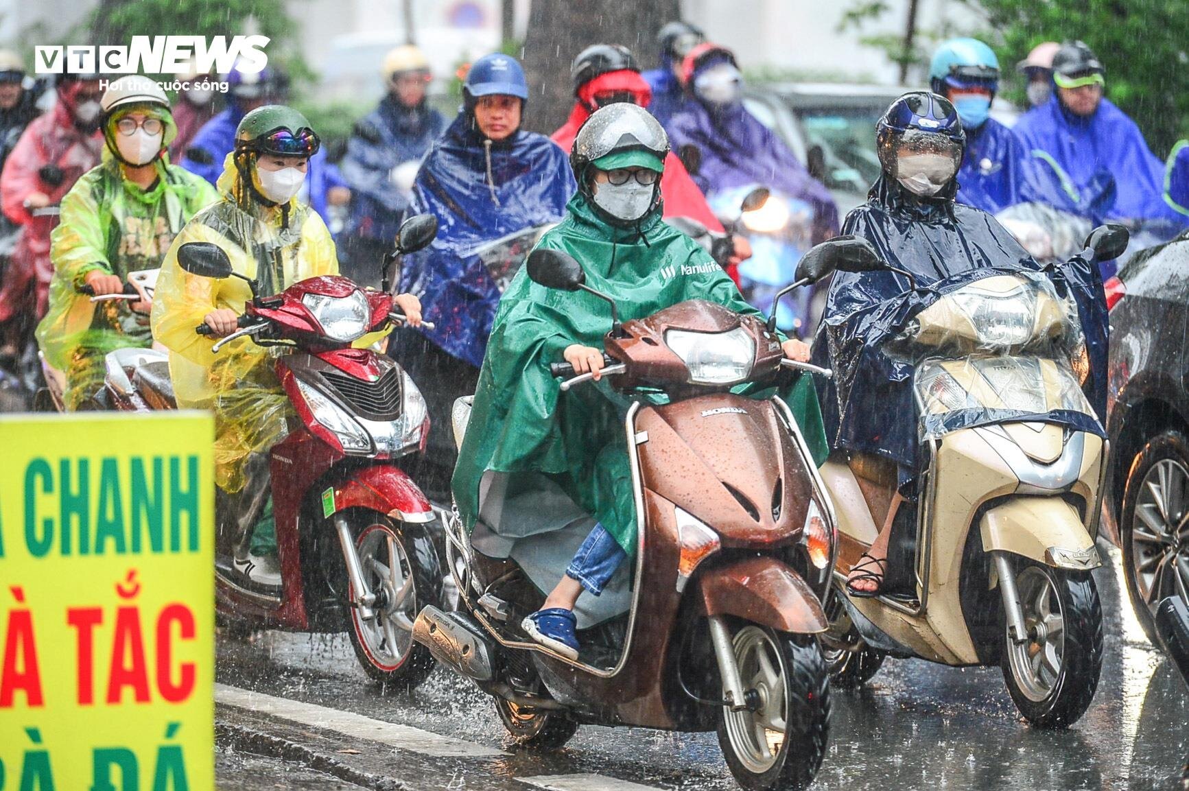 Giao thông Hà Nội hỗn loạn trong cơn mưa như trút nước- Ảnh 6.