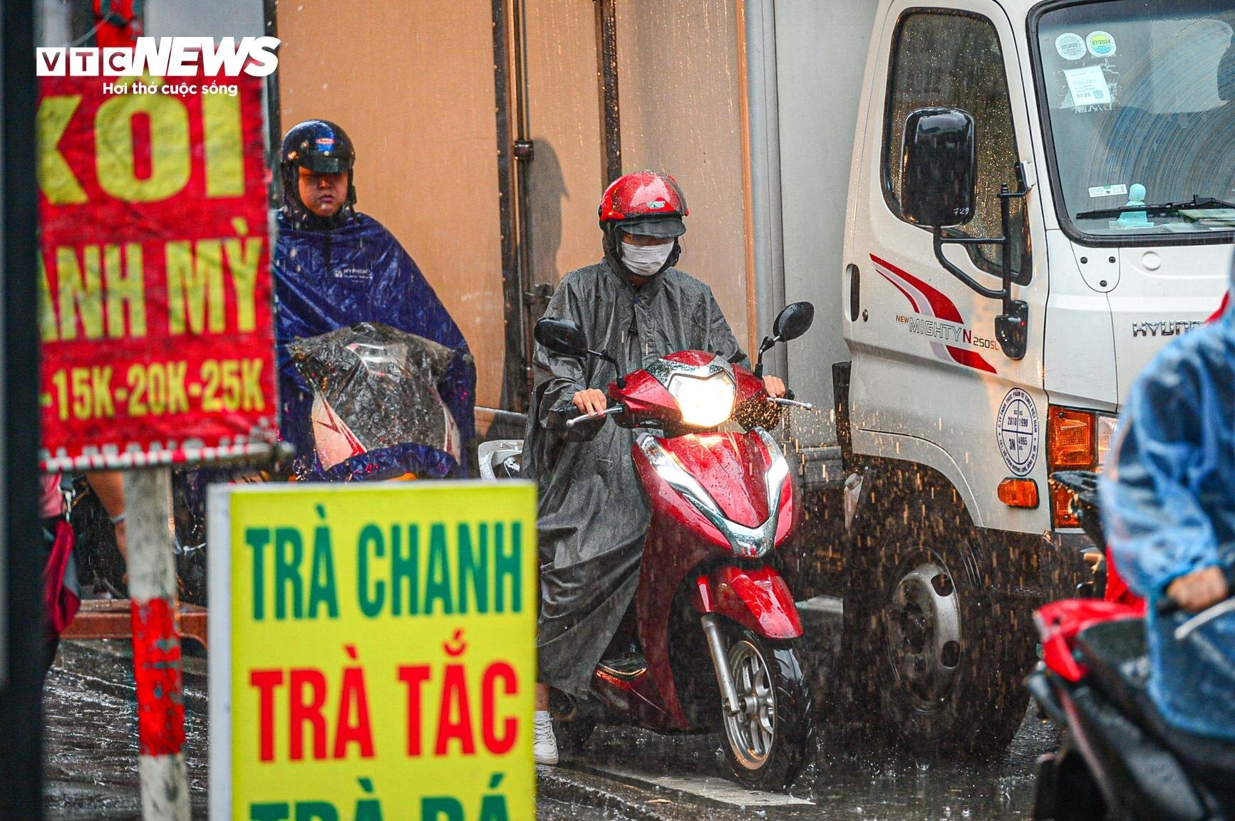 Giao thông Hà Nội hỗn loạn trong cơn mưa như trút nước- Ảnh 10.