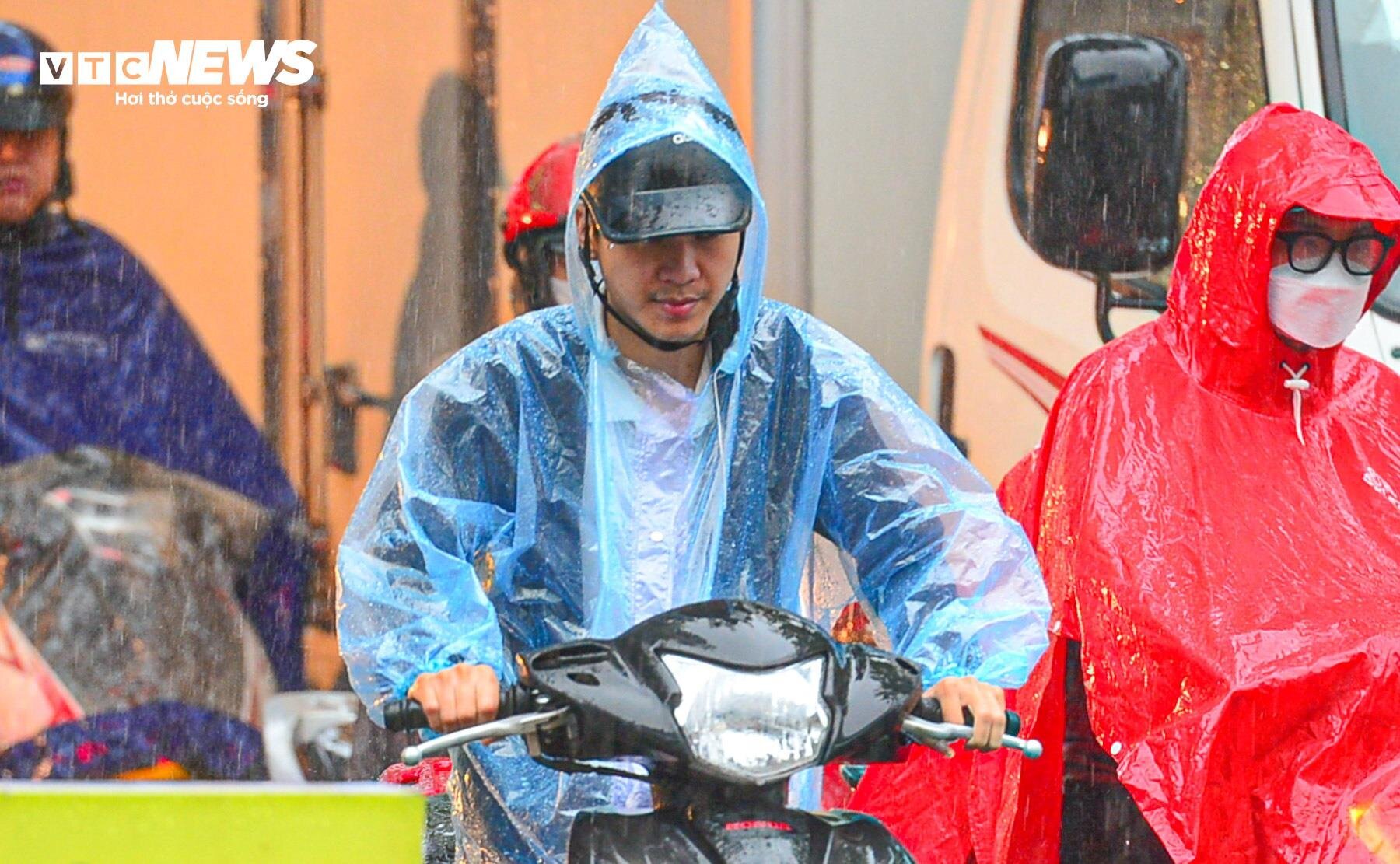 Giao thông Hà Nội hỗn loạn trong cơn mưa như trút nước- Ảnh 12.