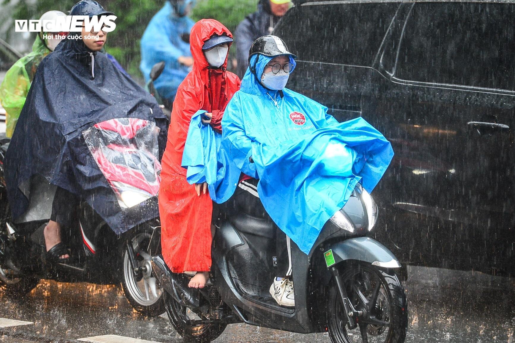 Giao thông Hà Nội hỗn loạn trong cơn mưa như trút nước- Ảnh 11.