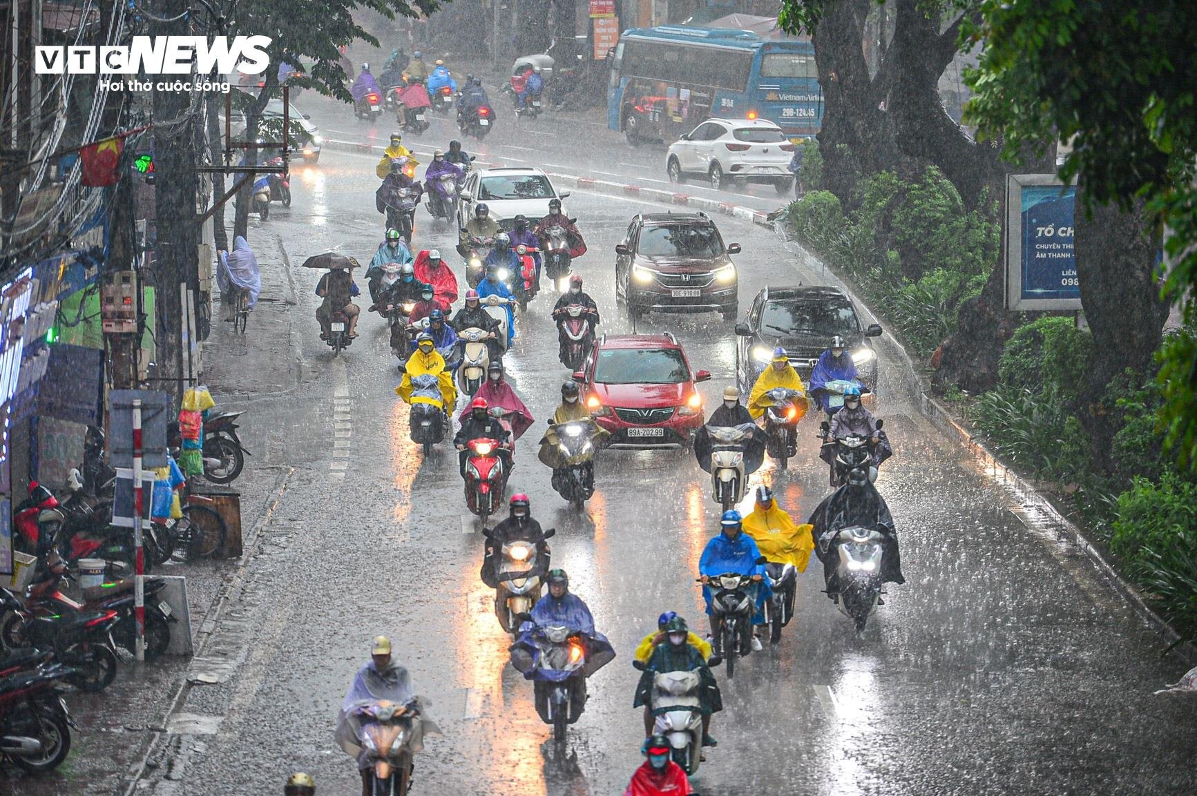 Giao thông Hà Nội hỗn loạn trong cơn mưa như trút nước- Ảnh 13.