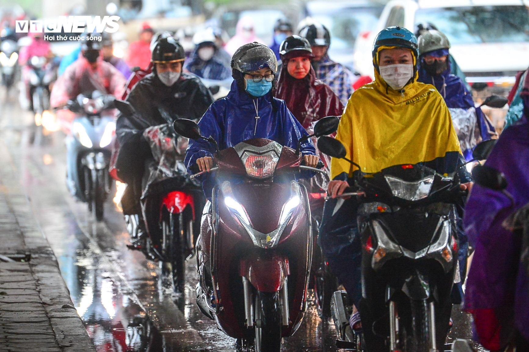 Giao thông Hà Nội hỗn loạn trong cơn mưa như trút nước- Ảnh 7.