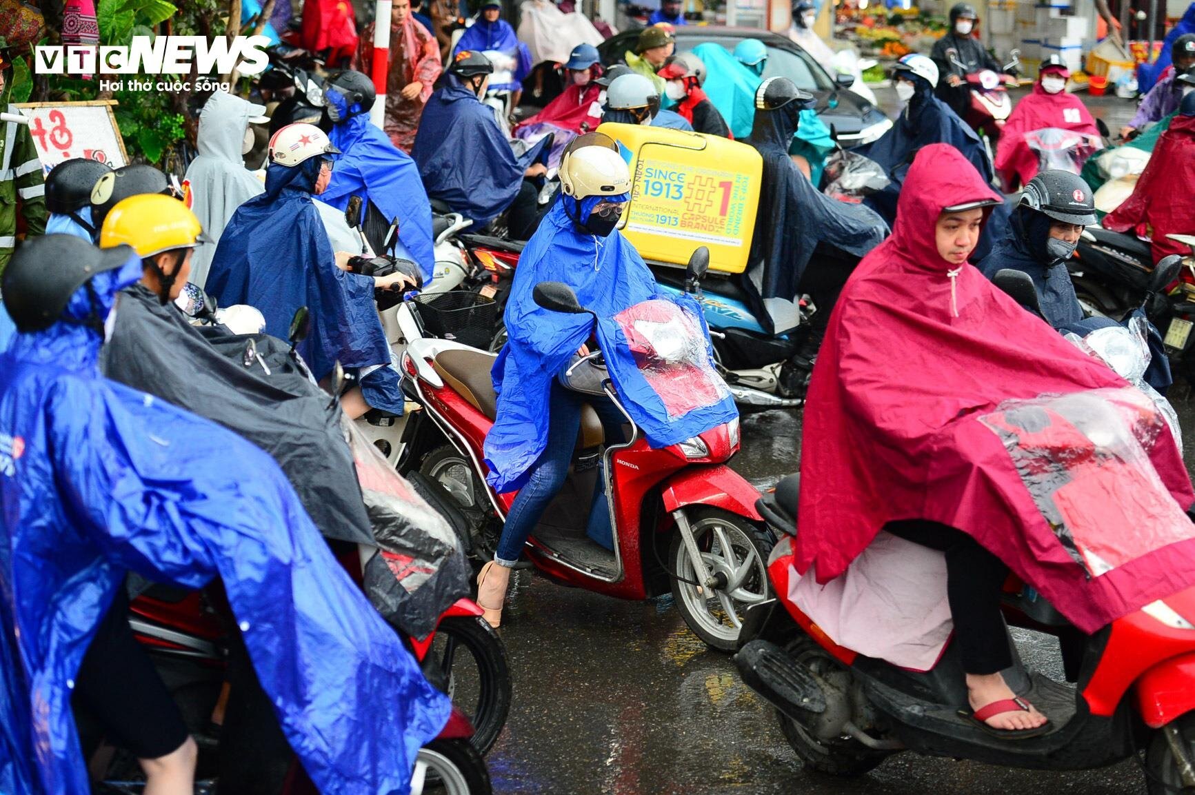 Giao thông Hà Nội hỗn loạn trong cơn mưa như trút nước- Ảnh 9.