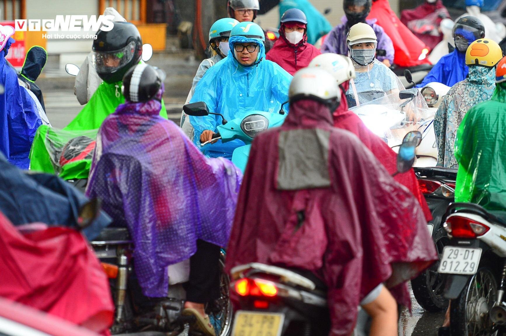 Giao thông Hà Nội hỗn loạn trong cơn mưa như trút nước- Ảnh 8.