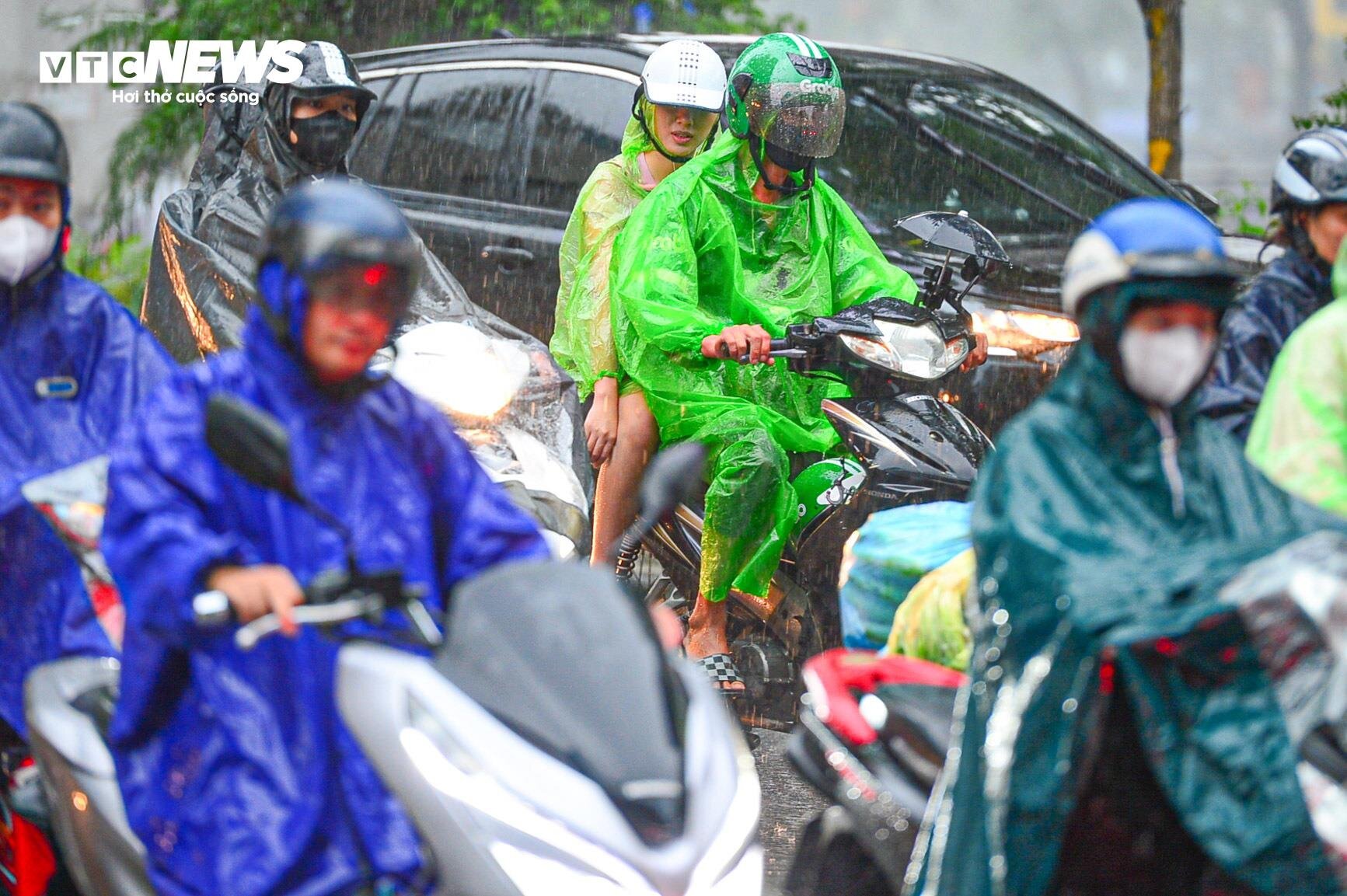 Giao thông Hà Nội hỗn loạn trong cơn mưa như trút nước- Ảnh 5.