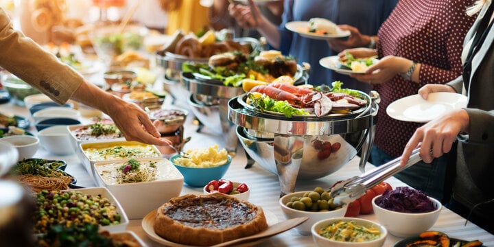 Tại sao nhân viên nhà hàng buffet liên tục dọn đĩa ăn?- Ảnh 2.