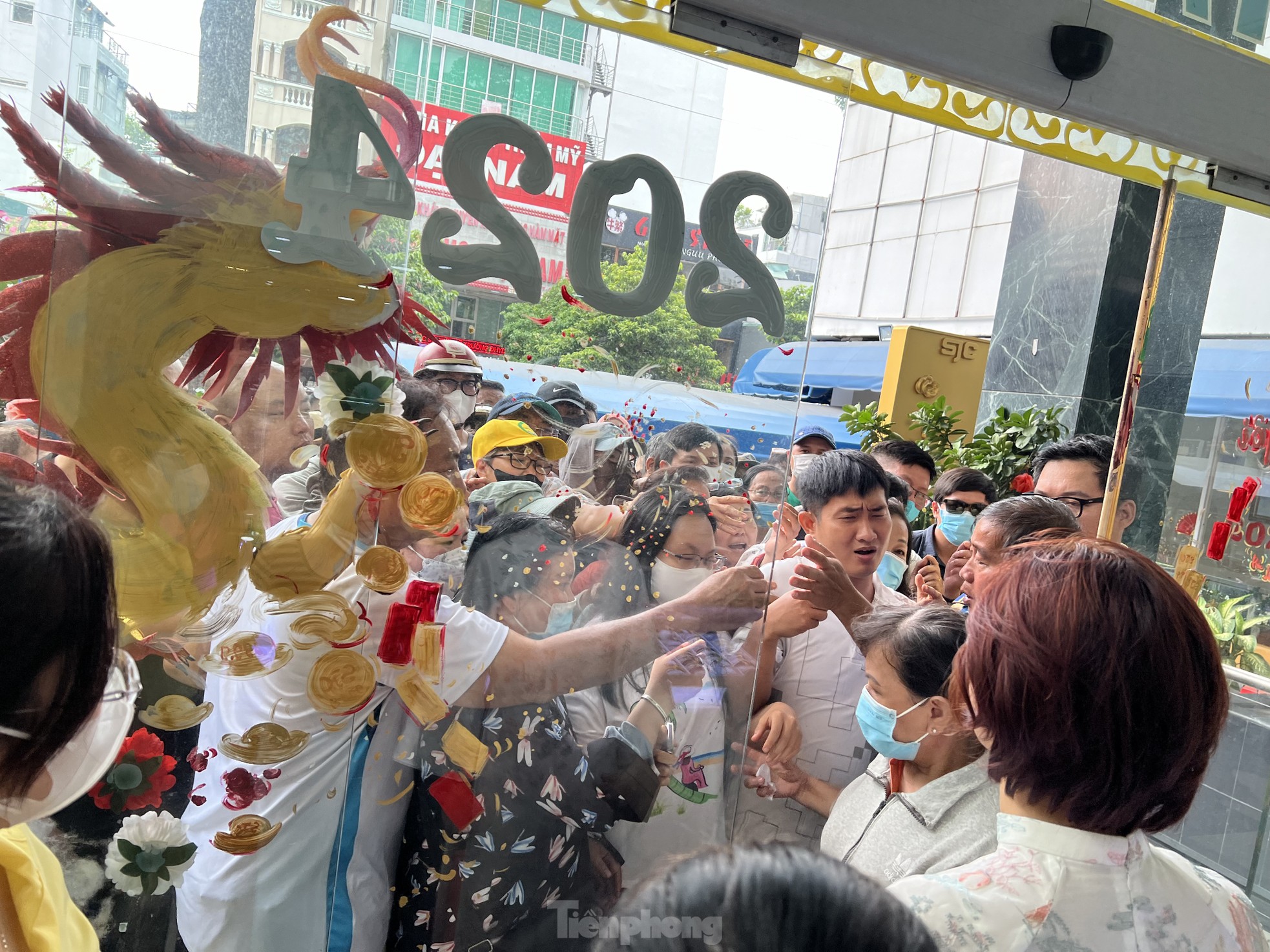 Mua bán vàng tại TPHCM: Chỗ chen chúc, nơi vắng hoe- Ảnh 1.