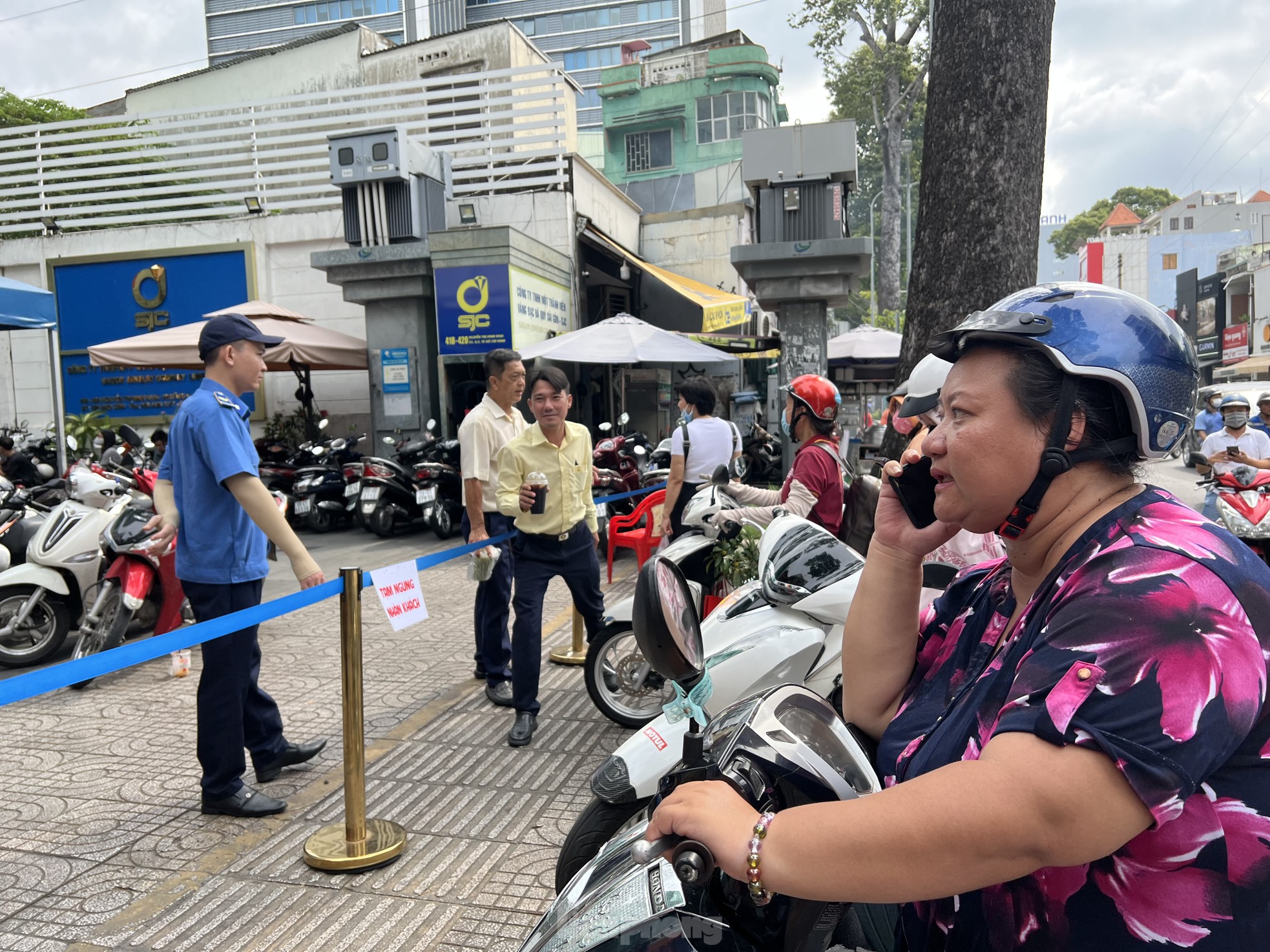 Mua bán vàng tại TPHCM: Chỗ chen chúc, nơi vắng hoe- Ảnh 7.