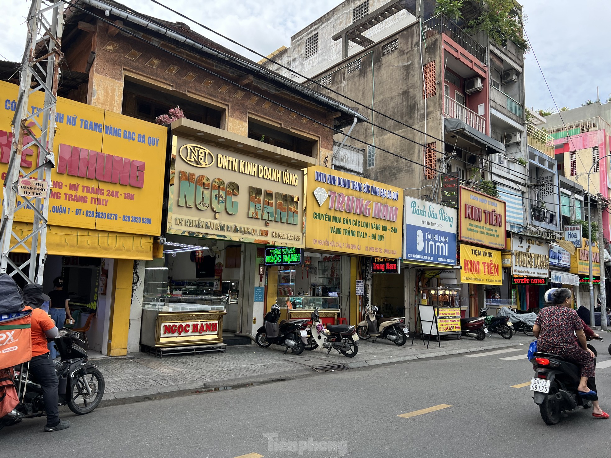 Mua bán vàng tại TPHCM: Chỗ chen chúc, nơi vắng hoe- Ảnh 10.