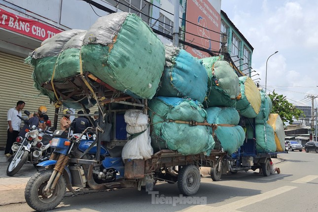 Siết xe chở hàng vượt khung trên đường phố tại TPHCM- Ảnh 4.