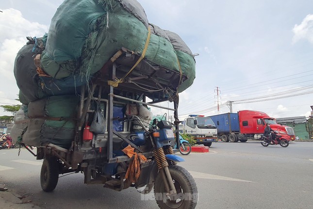 Siết xe chở hàng vượt khung trên đường phố tại TPHCM- Ảnh 2.