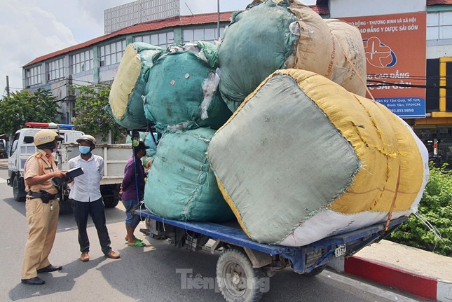 Siết xe chở hàng vượt khung trên đường phố tại TPHCM- Ảnh 1.