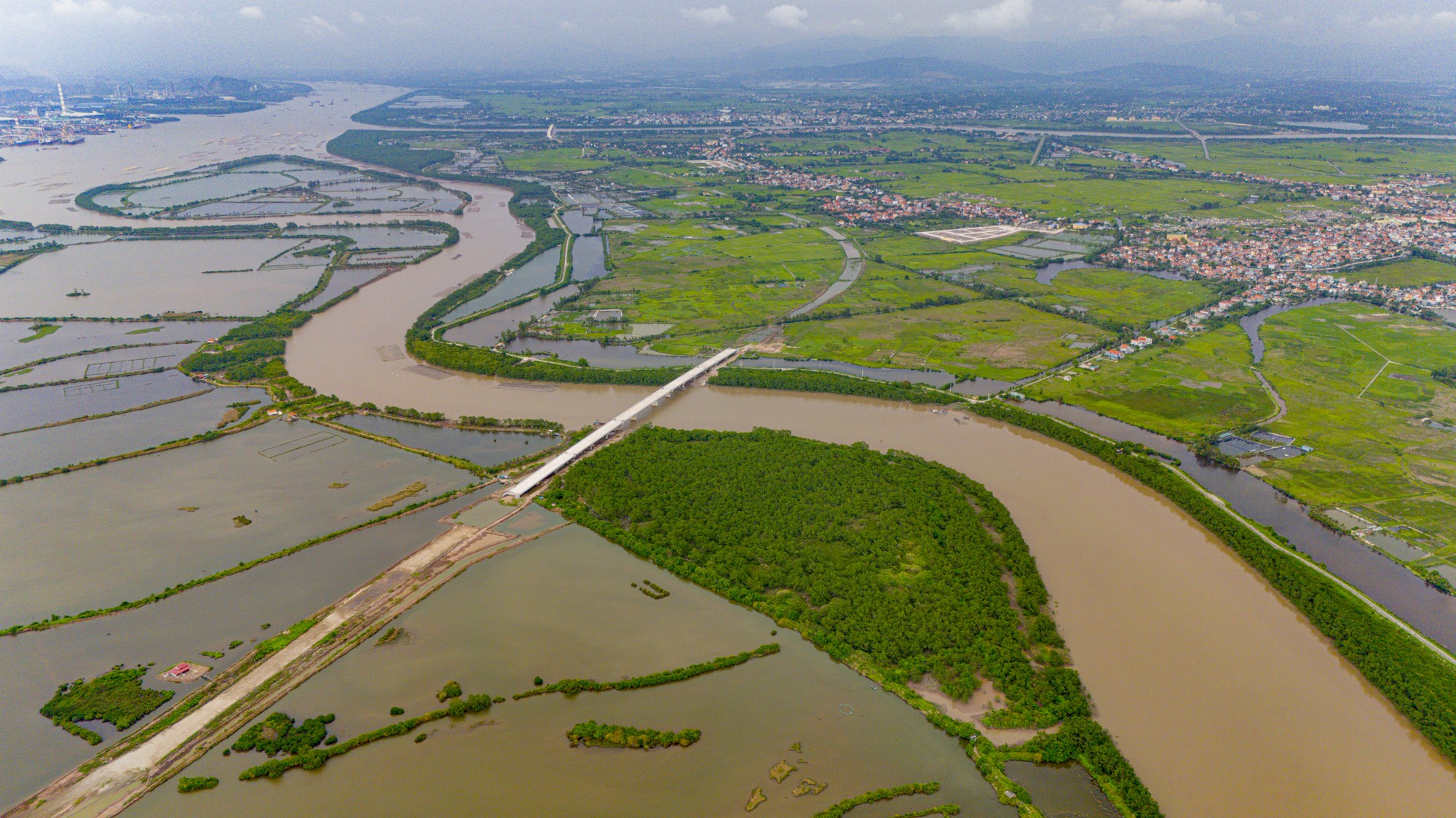 Toàn cảnh tuyến đường 2.100 tỷ nối cao tốc đắt nhất Việt Nam với khu công nghiệp tỷ USD ở tỉnh biên giới giáp Trung Quốc- Ảnh 1. Toàn cảnh tuyến đường 2.100 tỷ nối cao tốc đắt nhất Việt Nam với khu công nghiệp tỷ USD ở tỉnh biên giới giáp Trung Quốc- Ảnh 1.