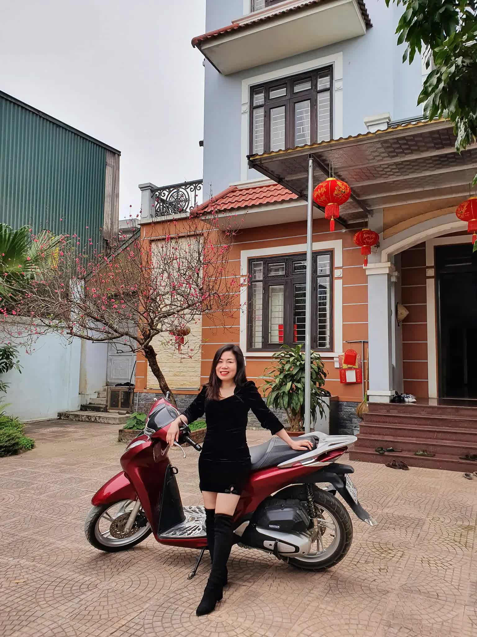 Bà mẹ 3 con mỗi ngày đi làm với quãng đường 2 chiều gần 70km nhưng vẫn thấy hạnh phúc vì "sống ở quê thích lắm"- Ảnh 2. Bà mẹ 3 con mỗi ngày đi làm với quãng đường 2 chiều gần 70km nhưng vẫn thấy hạnh phúc vì "sống ở quê thích lắm"- Ảnh 2.