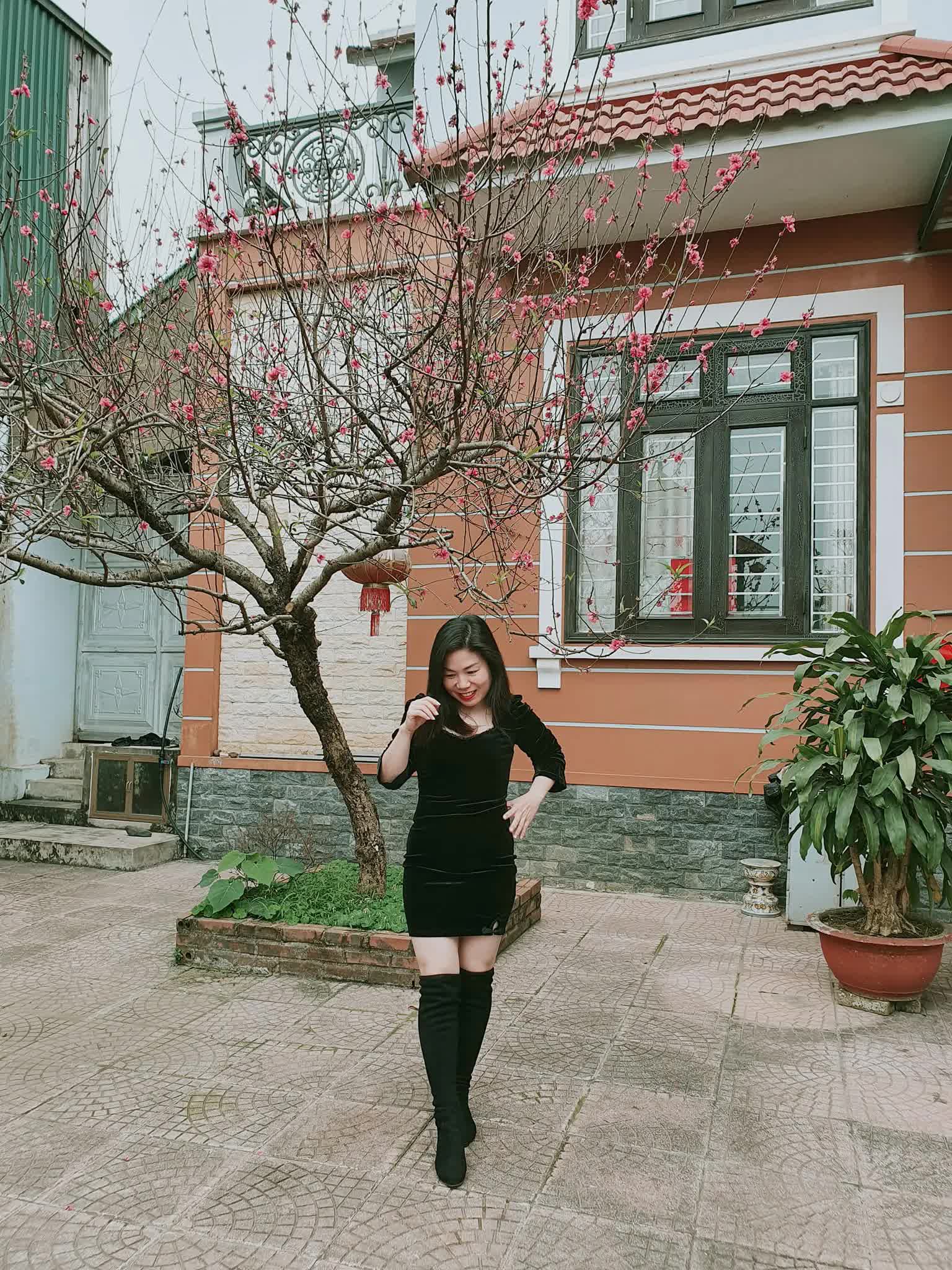 Bà mẹ 3 con mỗi ngày đi làm với quãng đường 2 chiều gần 70km nhưng vẫn thấy hạnh phúc vì "sống ở quê thích lắm"- Ảnh 1. Bà mẹ 3 con mỗi ngày đi làm với quãng đường 2 chiều gần 70km nhưng vẫn thấy hạnh phúc vì "sống ở quê thích lắm"- Ảnh 1.