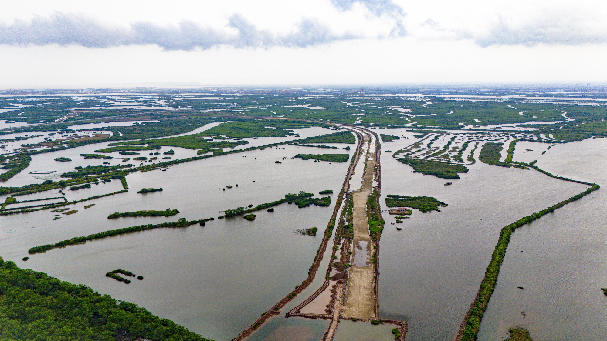 Toàn cảnh tuyến đường 2.100 tỷ nối cao tốc đắt nhất Việt Nam với khu công nghiệp tỷ USD ở tỉnh biên giới giáp Trung Quốc- Ảnh 6. Toàn cảnh tuyến đường 2.100 tỷ nối cao tốc đắt nhất Việt Nam với khu công nghiệp tỷ USD ở tỉnh biên giới giáp Trung Quốc- Ảnh 6.