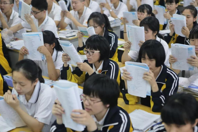 2024 là kỳ thi đại học khốc liệt nhất lịch sử Trung Quốc: Hơn 13 triệu thí sinh cạnh tranh, đề thi theo dạng mới cực khó- Ảnh 1. 2024 là kỳ thi đại học khốc liệt nhất lịch sử Trung Quốc: Hơn 13 triệu thí sinh cạnh tranh, đề thi theo dạng mới cực khó- Ảnh 1.