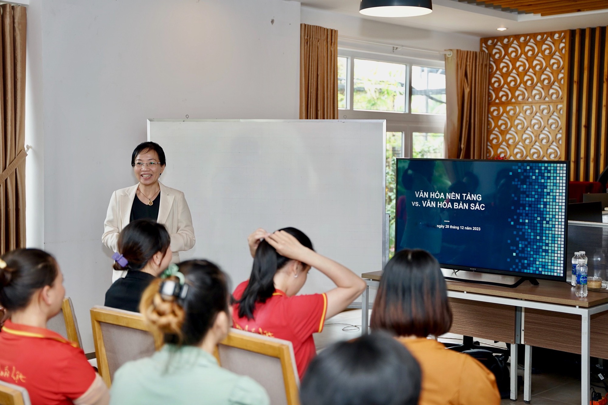 Khởi nghiệp tuổi 50 trên cù lao Bảo, bà chủ VinaEcolife cho công nhân đọc sách hàng ngày, học tâm lý, nói lời hay ý đẹp- Ảnh 2. Khởi nghiệp tuổi 50 trên cù lao Bảo, bà chủ VinaEcolife cho công nhân đọc sách hàng ngày, học tâm lý, nói lời hay ý đẹp- Ảnh 2.