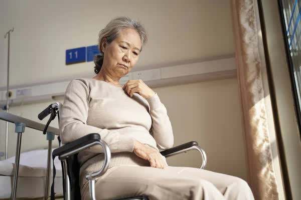 Cụ bà tử vong trong viện dưỡng lão, nguyên nhân đến từ một đường ống bên cửa sổ: Ai chịu trách nhiệm?- Ảnh 1.