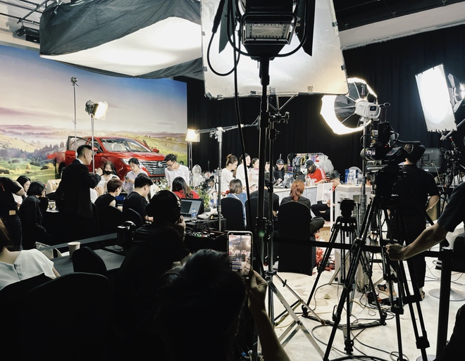 Lần đầu đến tận studio Quyền Leo Daily xem rõ quy trình tổ chức 1 phiên live, phụ huynh ngồi dưới lo con lỗ vốn vỡ nợ- Ảnh 2. Lần đầu đến tận studio Quyền Leo Daily xem rõ quy trình tổ chức 1 phiên live, phụ huynh ngồi dưới lo con lỗ vốn vỡ nợ- Ảnh 2.
