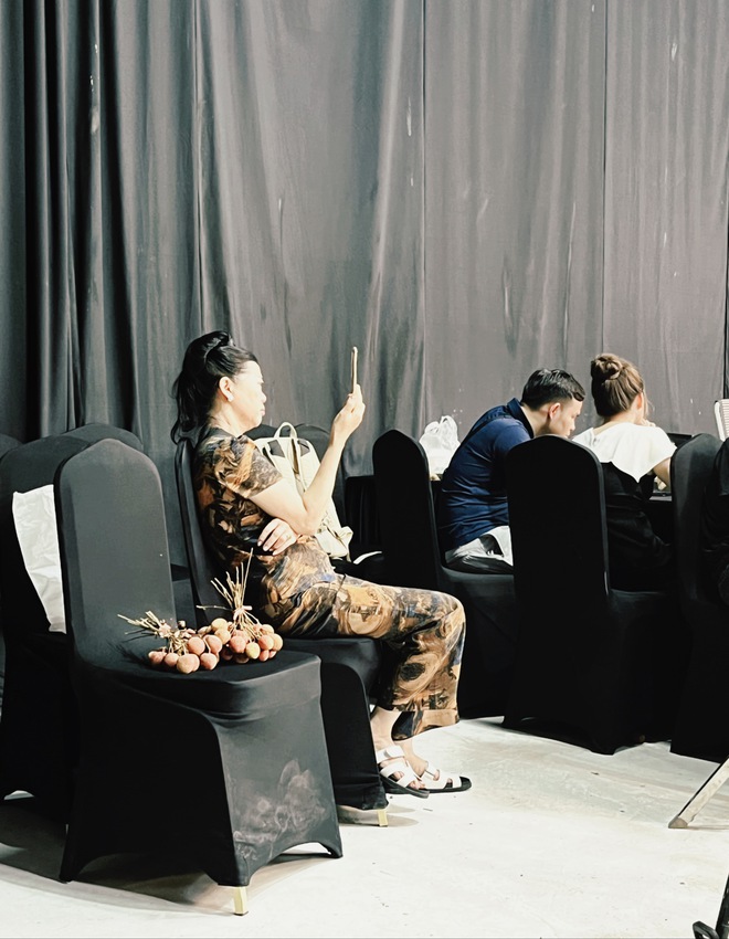 Lần đầu đến tận studio Quyền Leo Daily xem rõ quy trình tổ chức 1 phiên live, phụ huynh ngồi dưới lo con lỗ vốn vỡ nợ- Ảnh 12. Lần đầu đến tận studio Quyền Leo Daily xem rõ quy trình tổ chức 1 phiên live, phụ huynh ngồi dưới lo con lỗ vốn vỡ nợ- Ảnh 12.
