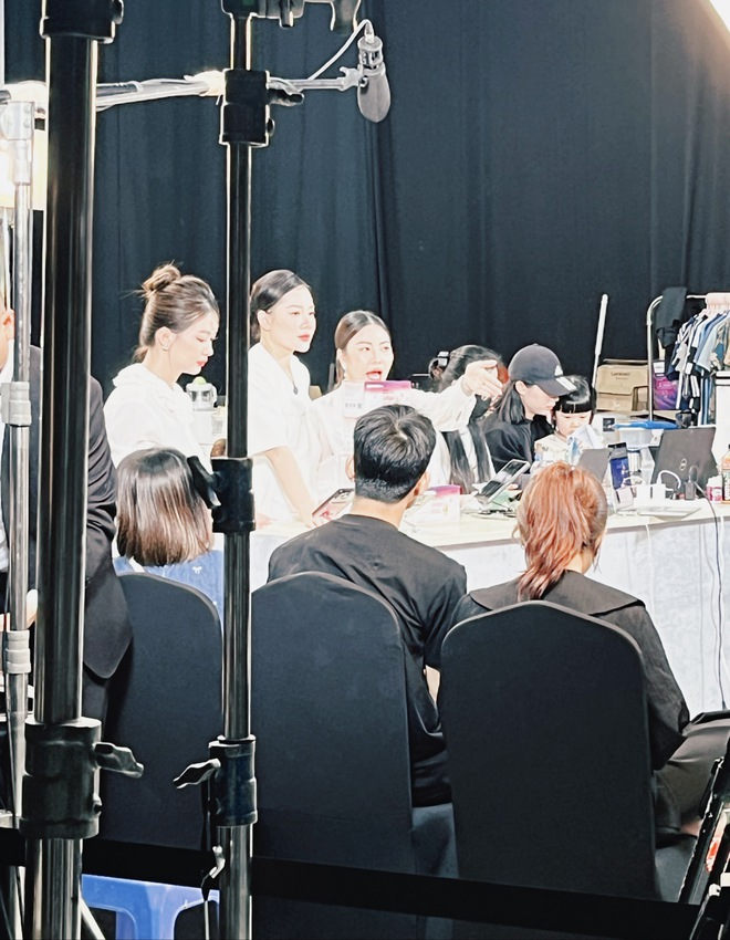 Lần đầu đến tận studio Quyền Leo Daily xem rõ quy trình tổ chức 1 phiên live, phụ huynh ngồi dưới lo con lỗ vốn vỡ nợ- Ảnh 6. Lần đầu đến tận studio Quyền Leo Daily xem rõ quy trình tổ chức 1 phiên live, phụ huynh ngồi dưới lo con lỗ vốn vỡ nợ- Ảnh 6.