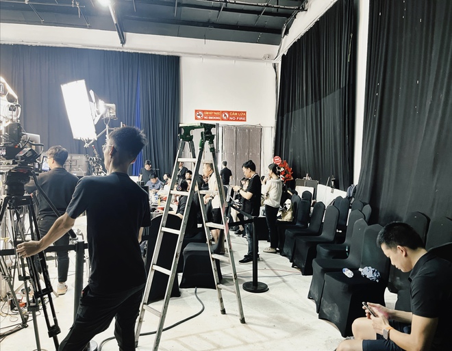 Lần đầu đến tận studio Quyền Leo Daily xem rõ quy trình tổ chức 1 phiên live, phụ huynh ngồi dưới lo con lỗ vốn vỡ nợ- Ảnh 3. Lần đầu đến tận studio Quyền Leo Daily xem rõ quy trình tổ chức 1 phiên live, phụ huynh ngồi dưới lo con lỗ vốn vỡ nợ- Ảnh 3.