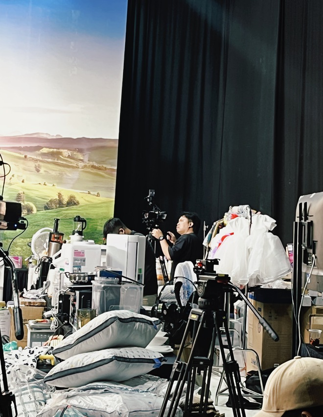 Lần đầu đến tận studio Quyền Leo Daily xem rõ quy trình tổ chức 1 phiên live, phụ huynh ngồi dưới lo con lỗ vốn vỡ nợ- Ảnh 7. Lần đầu đến tận studio Quyền Leo Daily xem rõ quy trình tổ chức 1 phiên live, phụ huynh ngồi dưới lo con lỗ vốn vỡ nợ- Ảnh 7.