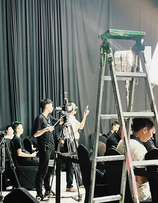 Lần đầu đến tận studio Quyền Leo Daily xem rõ quy trình tổ chức 1 phiên live, phụ huynh ngồi dưới lo con lỗ vốn vỡ nợ- Ảnh 11. Lần đầu đến tận studio Quyền Leo Daily xem rõ quy trình tổ chức 1 phiên live, phụ huynh ngồi dưới lo con lỗ vốn vỡ nợ- Ảnh 11.