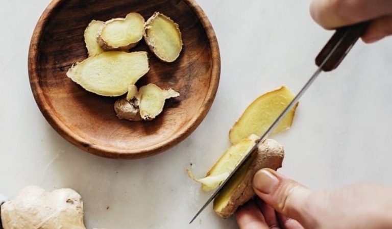 Ngậm 1 miếng gừng vào miệng mỗi sáng, dù nam hay nữ cũng sẽ gặp 3 điều tốt đẹp đến với cơ thể!- Ảnh 2.