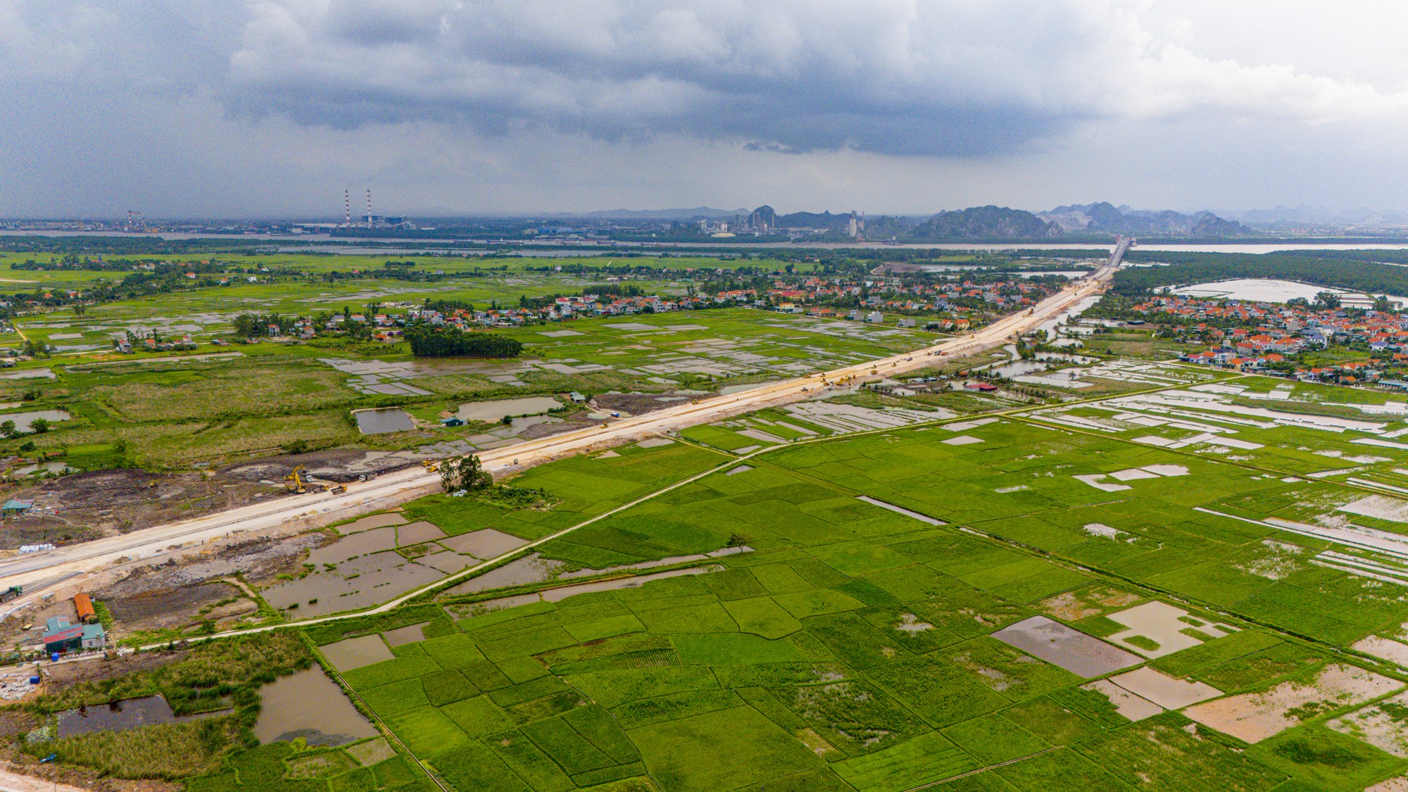 Khu vực đang xây dựng 4 tuyến đường 15.000 tỷ xung quanh một khu công nghiệp thu hút hơn 2,3 tỷ USD- Ảnh 11.