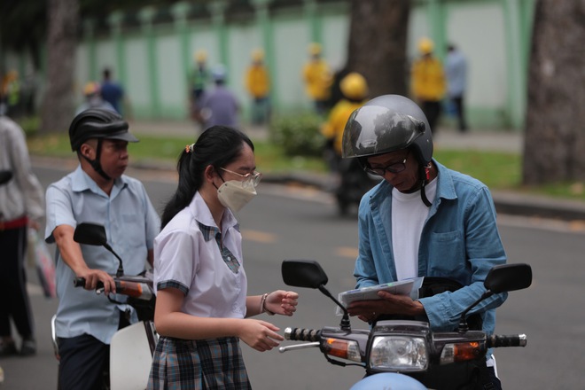 Nhìn lại kỳ thi lớp 10 TP.HCM năm 2024: Văn - Anh dễ thở, Toán làm kẻ khóc người cười nhưng không sao, các bạn đã cố gắng rồi!- Ảnh 8.