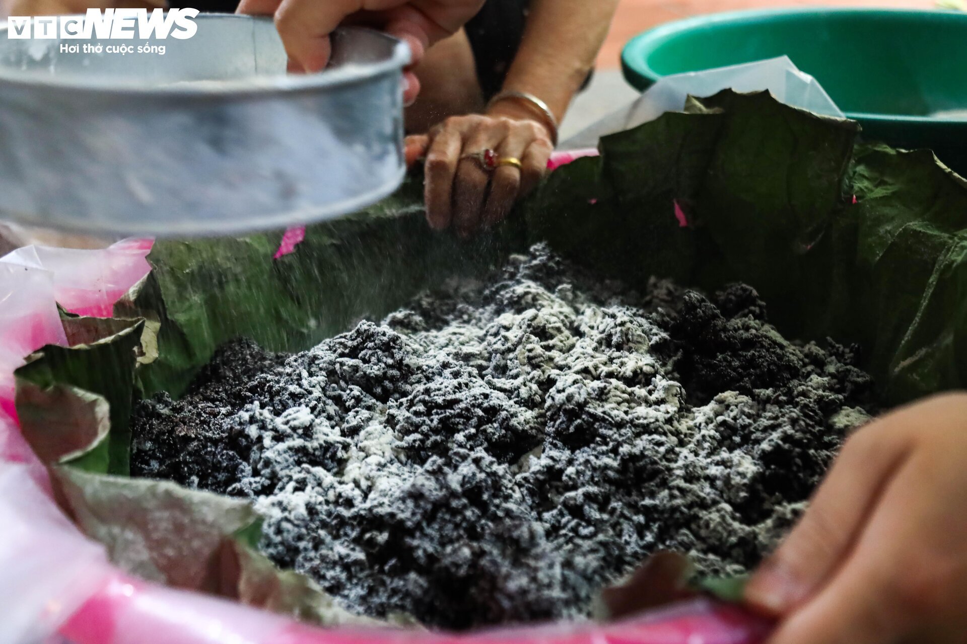 'Thủ phủ' rượu nếp ở Hà Nội sáng đèn suốt đêm trước ngày Tết Đoan Ngọ- Ảnh 11.