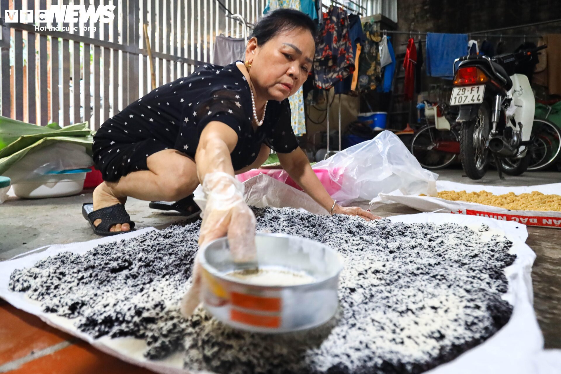 'Thủ phủ' rượu nếp ở Hà Nội sáng đèn suốt đêm trước ngày Tết Đoan Ngọ- Ảnh 2.